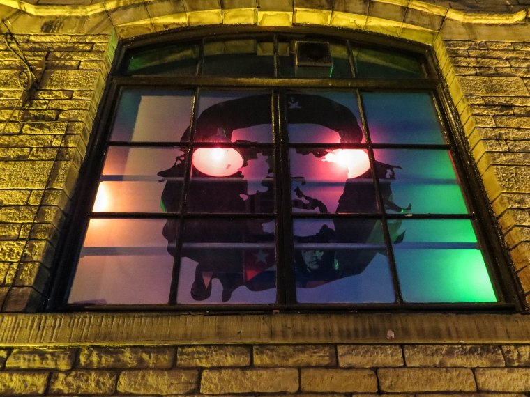 CHE LIGHTS UP THE DARK